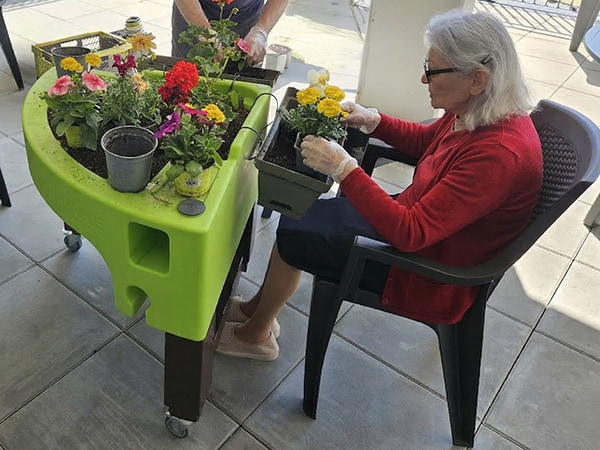 Hortense sert de support de rempotage ergonomique.