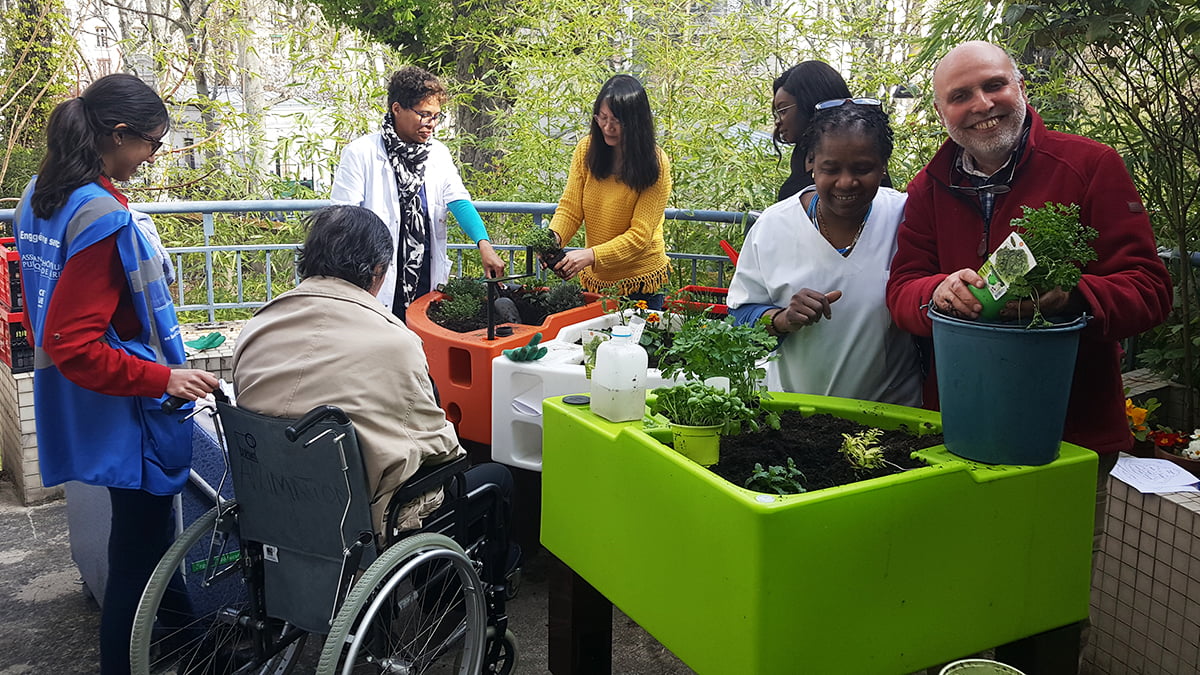 Association Nour accompagne les ateliers de jardinage à l’Hôpital Chardon-Lagache (AP-HP)