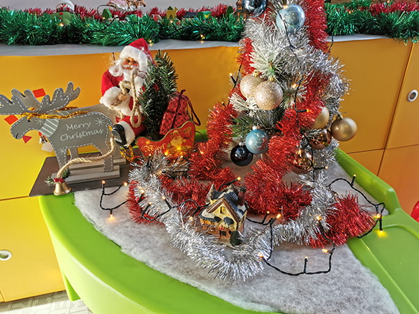 mini sapin et guirlandes pour décorer le jardin d'intérieur de Noël à la crèche