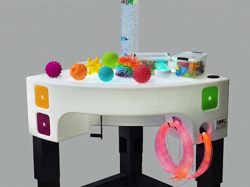 Design ergonomique et modulaire Vue détaillée de l'équipement Snoezelen Sensobac avec accessoires d'éveil et système de réglage.