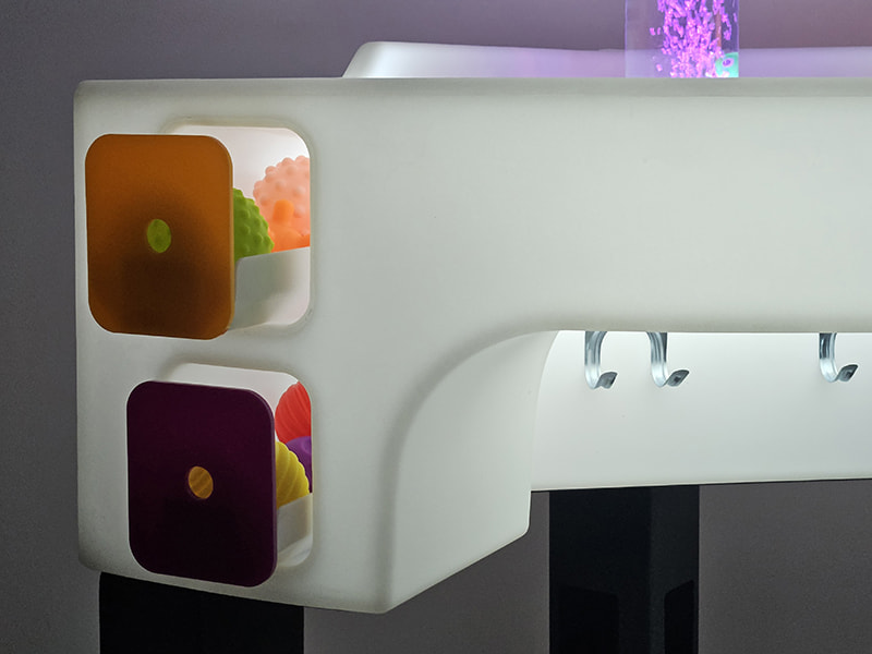 Rangements intégrés Tiroirs de stockage colorés pour organiser le matériel d'animation.