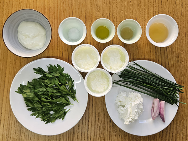 les ingrédients pour préparer le fromage frais au persil et à la ciboulette (Cervelle de canut)