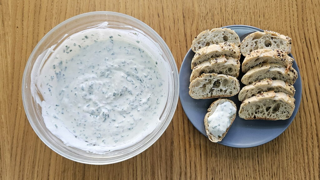 fromage frais au persil et à la ciboulette pour un atelier culinaire thérapeutique.