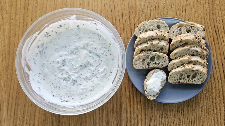 fromage frais au persil et à la ciboulette pour un atelier culinaire thérapeutique.
