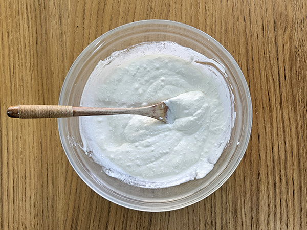 Mélange crémeux de faisselle, crème fraîche et chèvre frais dans un saladier
