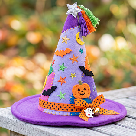 Chapeau de sorcière décoratif et ludique en feutrine pour enfant, parfait pour une activité d'Halloween à la maison ou au jardin.